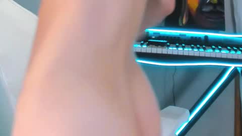 Snapshot of 4ever_dude chatting on February 16, 3:37 am Andrew online show from February 16, 3:37 am