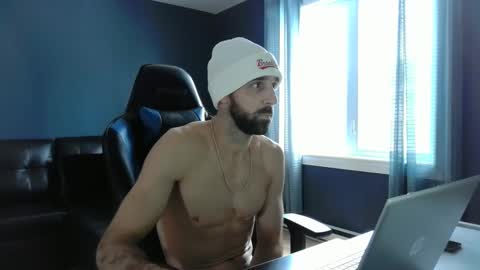 Snapshot of 8james5 chatting on December 10, 5:44 pm 8james5 online show from December 10, 5:44 pm