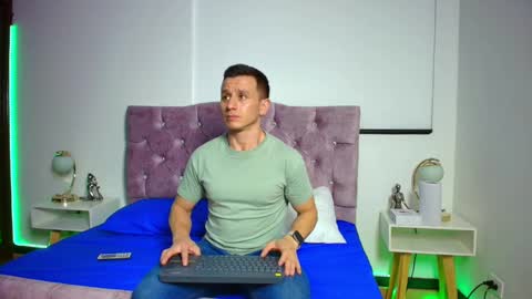 _andrewfalcon2 online show from January 24, 12:31 pm