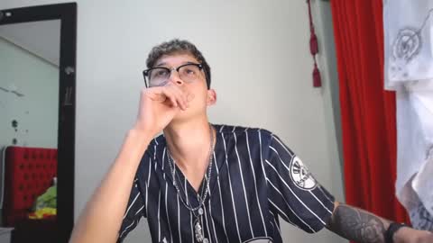 Snapshot of _thomas_hot_ chatting on December 17, 10:22 pm Thomas online show from December 17, 10:22 pm