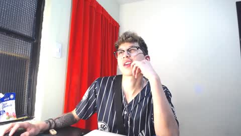 Snapshot of _thomas_hot_ chatting on February 4, 3:36 pm Thomas online show from February 4, 3:36 pm