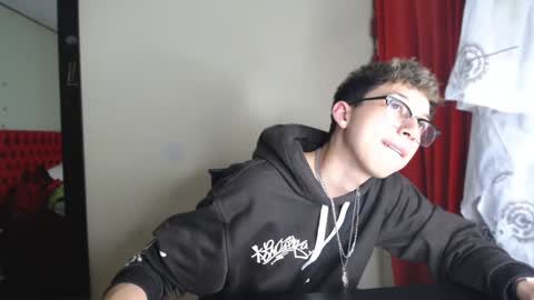 Snapshot of _thomas_hot_ chatting on December 24, 4:11 am Thomas online show from December 24, 4:11 am