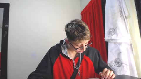 Snapshot of _thomas_hot_ chatting on January 10, 11:18 pm Thomas online show from January 10, 11:18 pm