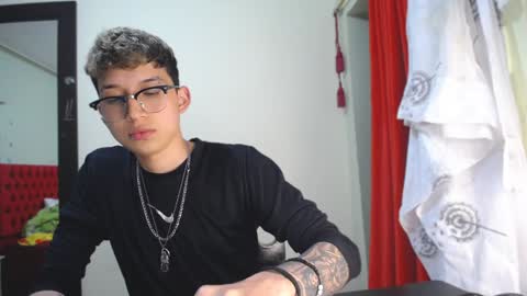 Snapshot of _thomas_hot_ chatting on December 18, 7:41 pm Thomas online show from December 18, 7:41 pm