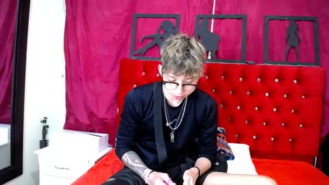 Snapshot of _thomas_hot_ chatting on February 16, 12:22 am Thomas online show from February 16, 12:22 am