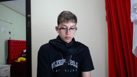 Snapshot of _thomas_hot_ chatting on December 3, 5:52 am Thomas online show from December 3, 5:52 am