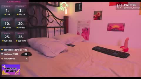 Snapshot of aaron_darkus chatting on October 12, 1:32 am Aaron  online show from October 12, 1:32 am