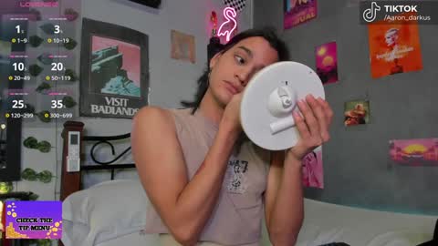 Snapshot of aaron_darkus chatting on January 21, 1:07 pm Aaron  online show from January 21, 1:07 pm