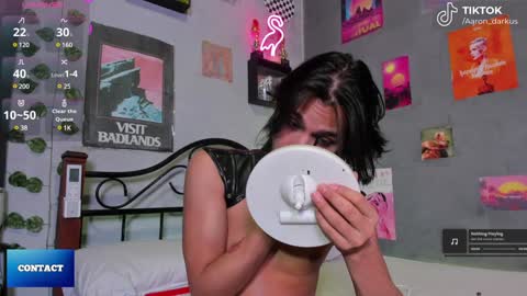 Snapshot of aaron_darkus chatting on December 13, 3:27 am Aaron  online show from December 13, 3:27 am