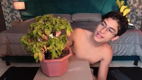 Aaron Ezequiel online show from January 31, 8:51 pm