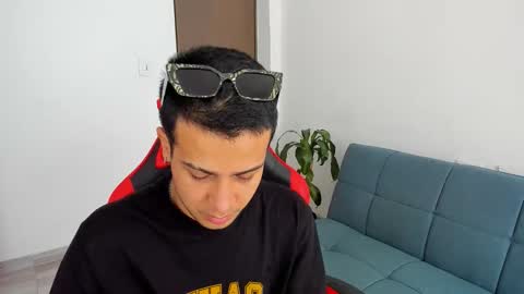 Independence model AbelAsburgo online show from March 14, 7:21 pm