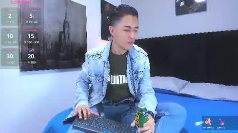 adam_walker_1 online show from July 6, 3:03 pm