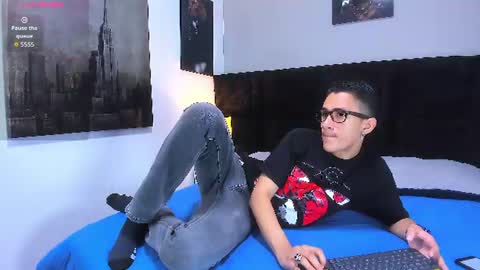 adam_walker_1 online show from July 3, 3:51 pm