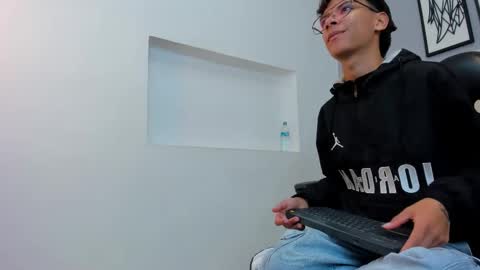 Adams Bobby online show from December 19, 11:51 am