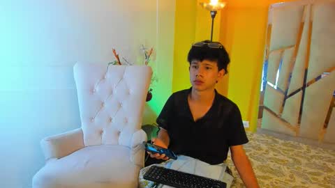 Snapshot of adrien_twink chatting on October 25, 7:37 pm Arien online show from October 25, 7:37 pm