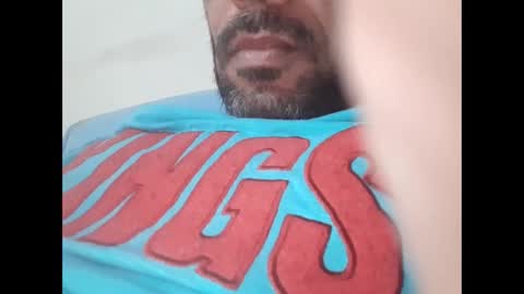 Snapshot of akram_40 chatting on October 29, 10:24 pm Brown arab man online show from October 29, 10:24 pm