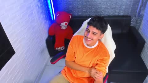 alan_del_reyx2 online show from February 6, 9:28 pm