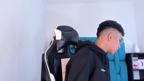 Snapshot of alannaughty_ chatting on March 6, 8:27 pm alannaughty_ online show from March 6, 8:27 pm