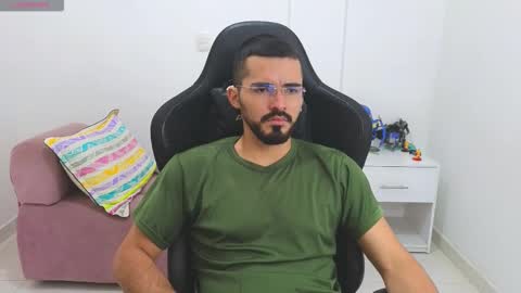 alejandroo_7 online show from February 4, 6:47 pm