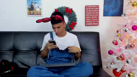 Snapshot of alejo_peverell chatting on December 24, 11:38 am alejo peverell online show from December 24, 11:38 am