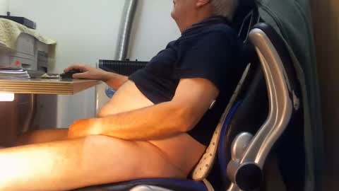 Snapshot of alex47100 chatting on December 12, 9:51 am alex47100 online show from December 12, 9:51 am