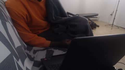 Snapshot of aliasallday chatting on December 18, 12:54 am Alias online show from December 18, 12:54 am