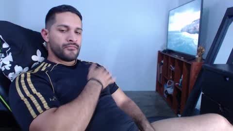 Snapshot of alonxoo chatting on December 15, 3:24 am alonxoo online show from December 15, 3:24 am