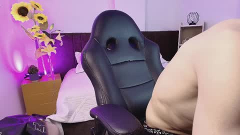 andreew_style_ online show from April 2, 9:11 pm