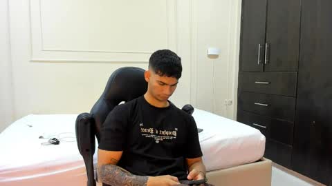 andres_stud online show from April 16, 3:39 am