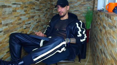 Snapshot of andrewbanner chatting on December 23, 4:22 am MasterRomania  online show from December 23, 4:22 am