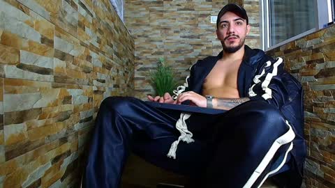 Snapshot of andrewbanner chatting on January 4, 4:23 am MasterRomania  online show from January 4, 4:23 am