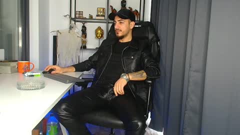 Snapshot of andrewbanner chatting on February 10, 6:31 am MasterRomania  online show from February 10, 6:31 am