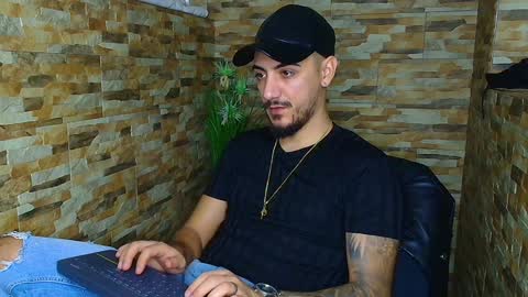 Snapshot of andrewbanner chatting on December 19, 5:07 am MasterRomania  online show from December 19, 5:07 am