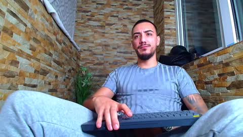Snapshot of andrewbanner chatting on December 18, 4:31 am MasterRomania  online show from December 18, 4:31 am