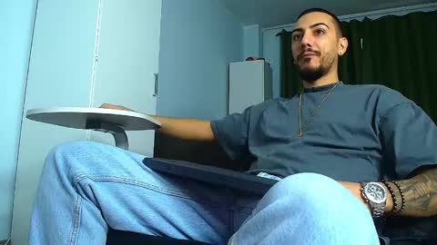 Snapshot of andrewbanner chatting on October 2, 5:33 am MasterRomania  online show from October 2, 5:33 am