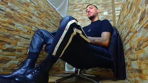 Snapshot of andrewbanner chatting on January 18, 4:52 am MasterRomania  online show from January 18, 4:52 am