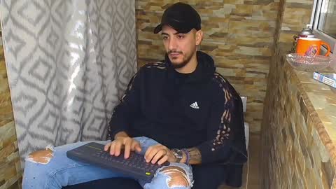 Snapshot of andrewbanner chatting on December 5, 4:42 am MasterRomania  online show from December 5, 4:42 am