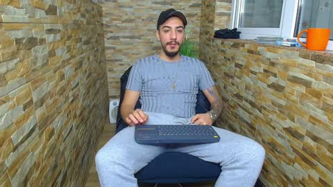 Snapshot of andrewbanner chatting on January 14, 5:08 am MasterRomania  online show from January 14, 5:08 am