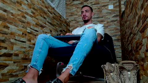 Snapshot of andrewbanner chatting on February 2, 4:37 am MasterRomania  online show from February 2, 4:37 am