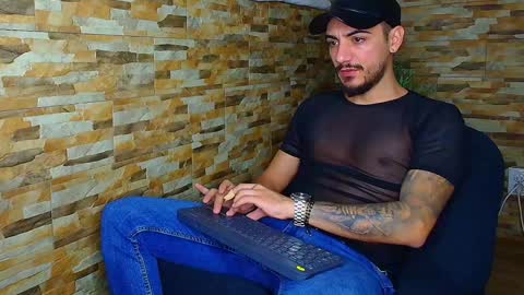 Snapshot of andrewbanner chatting on January 8, 4:23 am MasterRomania  online show from January 8, 4:23 am