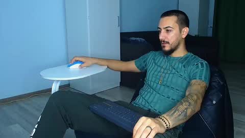 Snapshot of andrewbanner chatting on October 13, 6:08 am MasterRomania  online show from October 13, 6:08 am
