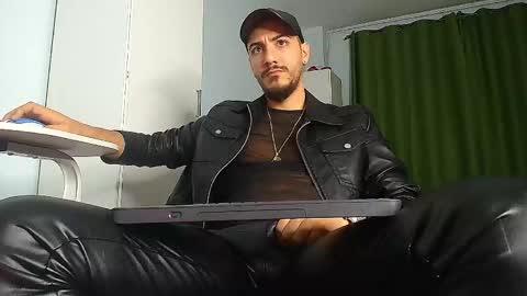 Snapshot of andrewbanner chatting on October 6, 4:39 am MasterRomania  online show from October 6, 4:39 am
