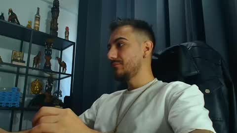 Snapshot of andrewbanner chatting on February 25, 5:52 am MasterRomania  online show from February 25, 5:52 am