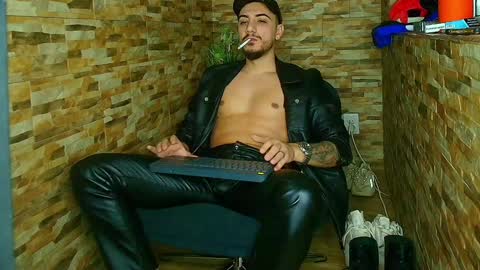 Snapshot of andrewbanner chatting on January 21, 4:22 am MasterRomania  online show from January 21, 4:22 am