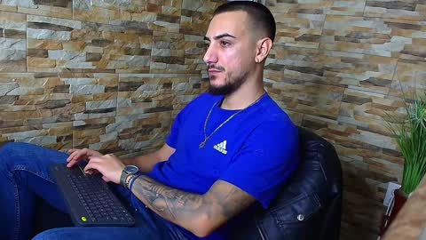 Snapshot of andrewbanner chatting on December 15, 4:40 am MasterRomania  online show from December 15, 4:40 am