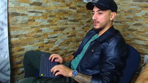 Snapshot of andrewbanner chatting on December 3, 4:46 am MasterRomania  online show from December 3, 4:46 am