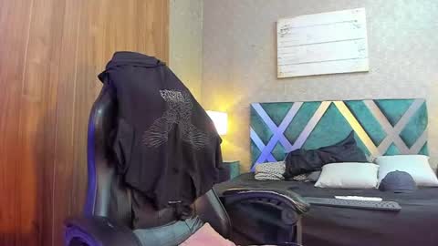 AndreW White online show from December 4, 8:07 pm