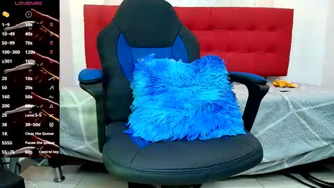 Snapshot of andrey_u92 chatting on October 18, 12:37 am   online show from October 18, 12:37 am