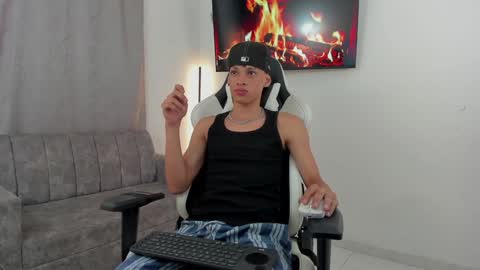 andy_bigcock01 online show from December 28, 3:58 am