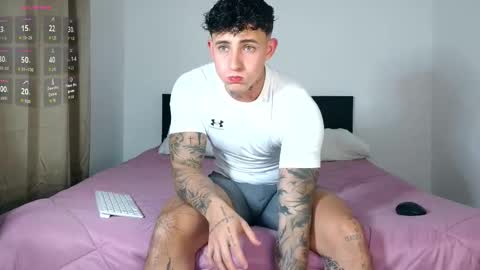 Snapshot of angel_boy01 chatting on October 24, 11:28 pm angel_boy01 online show from October 24, 11:28 pm